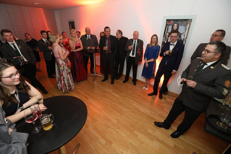 650 Gäste feiern vergnügt den Apfelsinenball 2024 - Das sind die schönsten Bilder aus Gifhorns Stadthalle