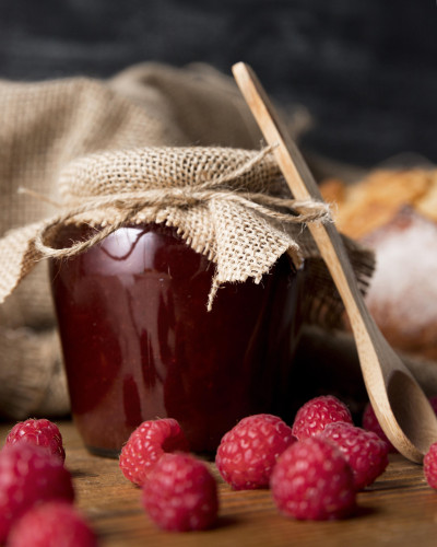 7 schnelle Tipps von KURT für ein sommerliches Frühstück mit Mangoviertel, Körnerbrötchen und Schokocreme