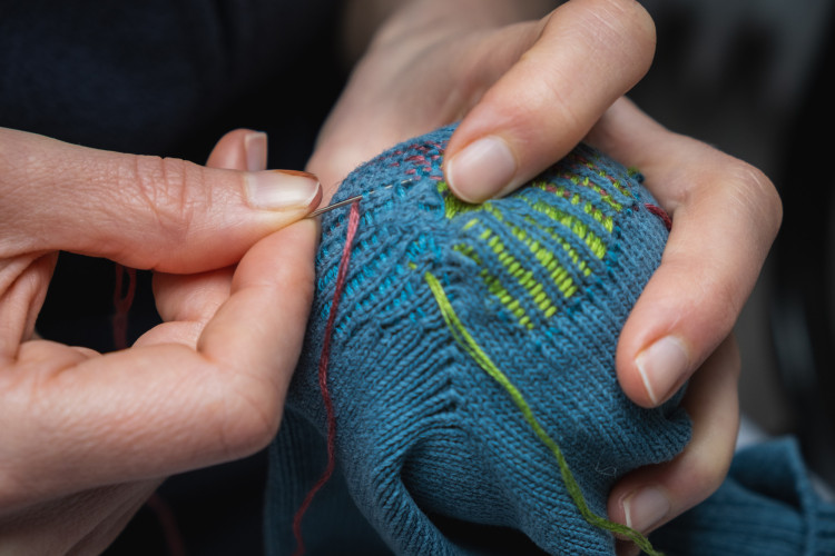 7 Tipps für einen kuscheligen Herbstanfang: KURT hat sich schon komplett in seinen Norwegerpullover eingemummelt