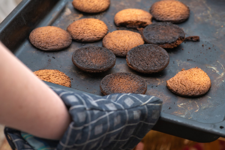 7 Tipps zum Backen von Plätzchen in der Adventszeit: Beherzigt KURTs Anleitung und die ganze Familie backt zusammen