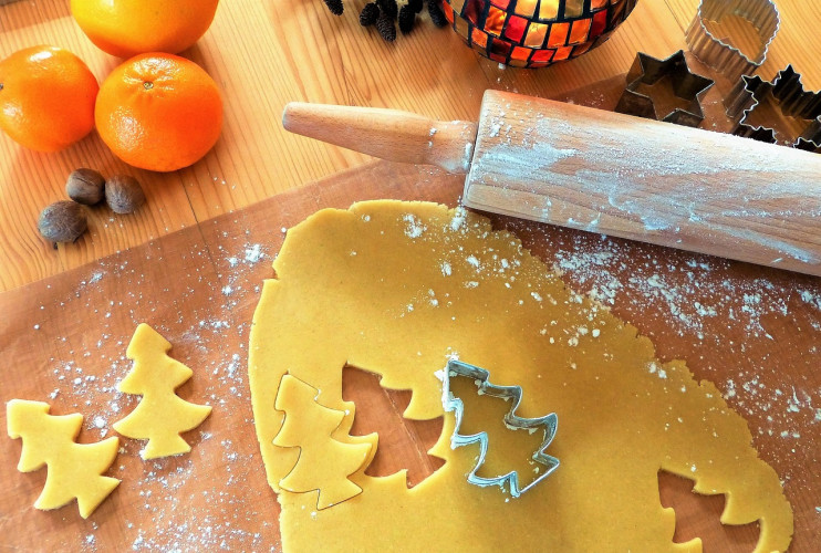 7 Tipps zum Backen von Plätzchen in der Adventszeit: Beherzigt KURTs Anleitung und die ganze Familie backt zusammen