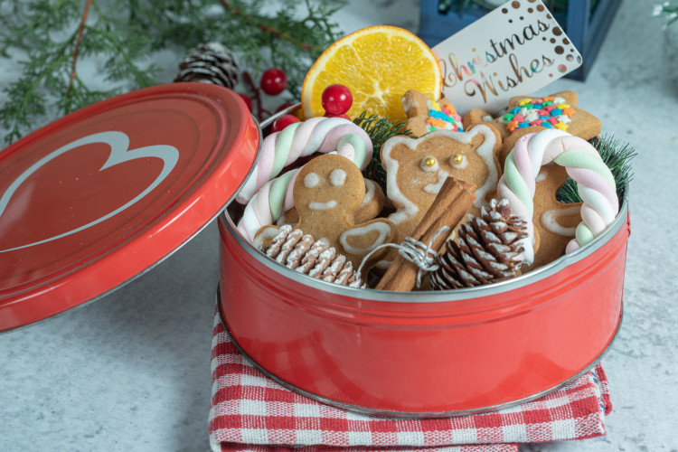 7 Tipps zum Backen von Plätzchen in der Adventszeit: Beherzigt KURTs Anleitung und die ganze Familie backt zusammen