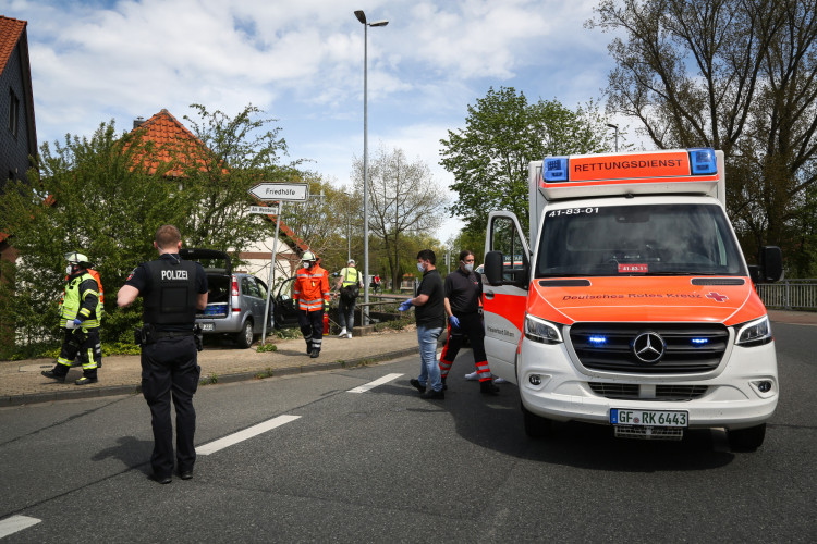 75-Jähriger überfährt mit seinem Opel in Gifhorn erst zwei Verkehrsinseln, kollidiert beinahe mit einem Auto und prallt dann gegen einen Baum
