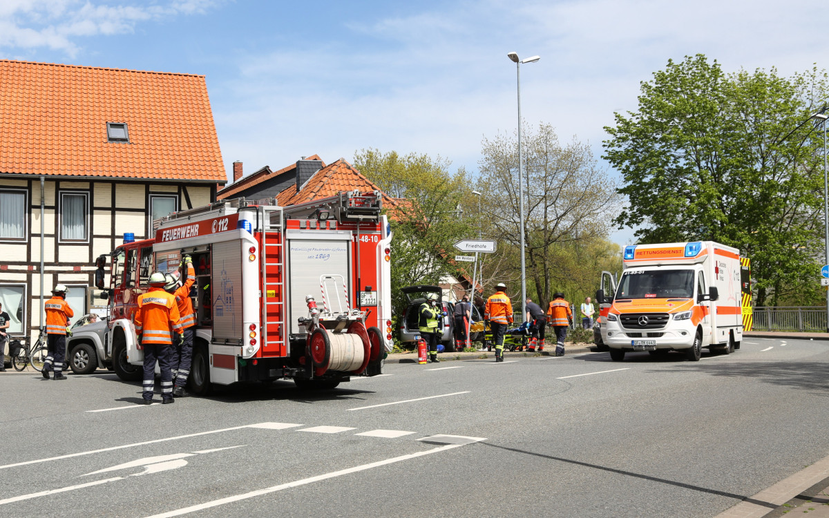 75-Jähriger überfährt mit seinem Opel in Gifhorn erst zwei Verkehrsinseln, kollidiert beinahe mit einem Auto und prallt dann gegen einen Baum