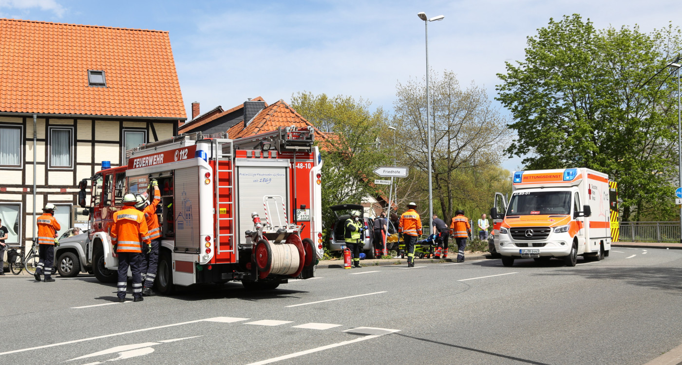 75-Jähriger überfährt mit seinem Opel in Gifhorn erst zwei Verkehrsinseln, kollidiert beinahe mit einem Auto und prallt dann gegen einen Baum