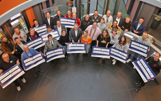 9000 Euro für 12 gute Zwecke: MTV Gamsen und Sport KURT überreichen die Erlöse vom Cup der Besten