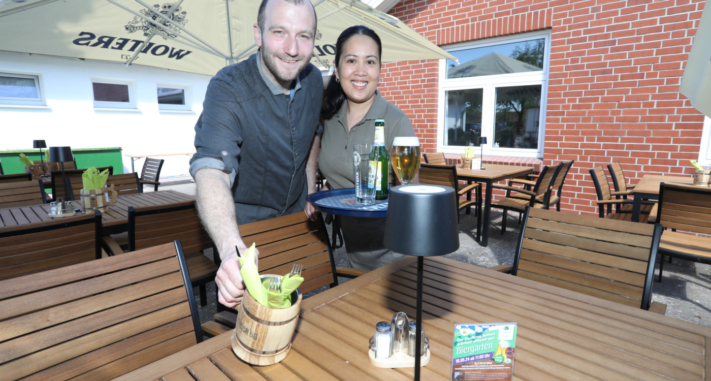 Ab geht‘s in den Biergarten von André Battige: Lecker Bierchen im Sonnenschein ist im Dorfkrug Rethen fast schon Pflicht