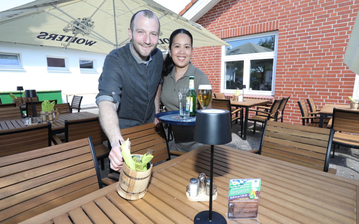 Ab geht‘s in den Biergarten von André Battige: Lecker Bierchen im Sonnenschein ist im Dorfkrug Rethen fast schon Pflicht