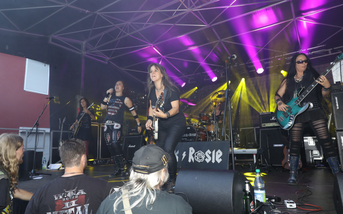 AC/DC-Klassiker auf dem Gifhorner Altstadtfest: Black Rosie sind auf der Bühne am Kino dabei