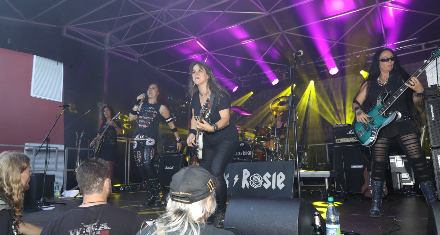 AC/DC-Klassiker auf dem Gifhorner Altstadtfest: Black Rosie sind auf der Bühne am Kino dabei