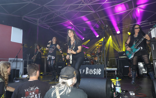 AC/DC-Klassiker auf dem Gifhorner Altstadtfest: Black Rosie sind auf der Bühne am Kino dabei