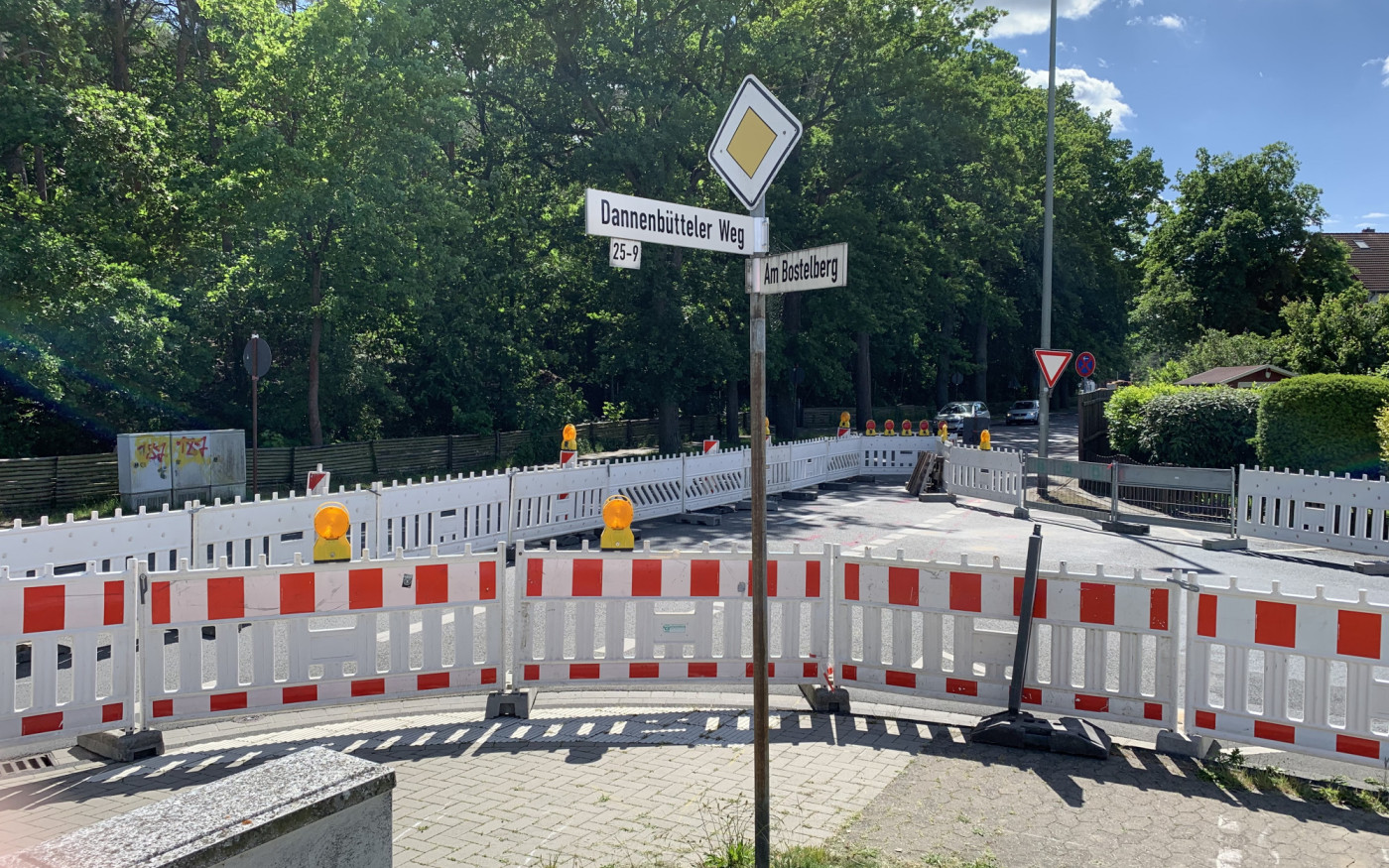 Achtung, der Kanal ist eingebrochen - Dannenbütteler Weg halbseitig gesperrt