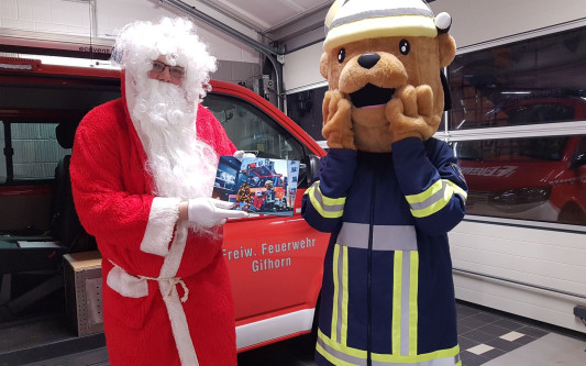 Advents-Alarm! Bruno Brenzlig hilft dem Weihnachtsmann - Freiwillige Feuerwehr Gifhorn bereitet große Freude mit eigenen Adventskalendern