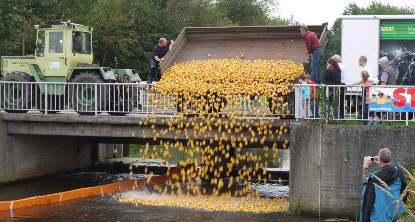 Alle meine Entchen schwimmen auf der Ise - Die Gifhorner Feuerwehr unterstützt Zeit:Stiften und KURT beim Entenrennen
