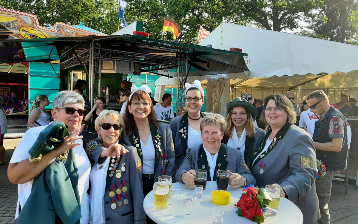 Alles begann mit einer Erdbeerbowle - Erdbeer-Bärbel und der gesamte 2. Damenzug BSK sind verliebt ins fruchtige Mischgetränk