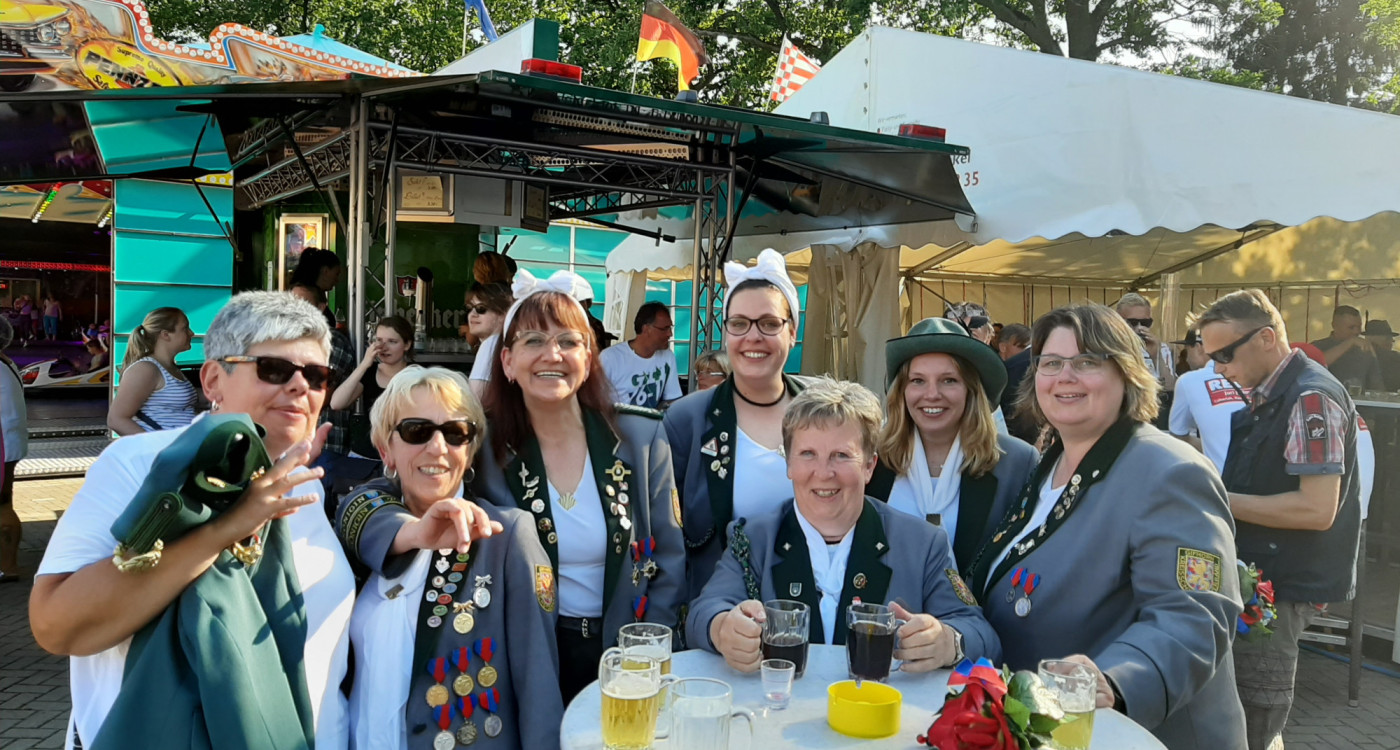 Alles begann mit einer Erdbeerbowle - Erdbeer-Bärbel und der gesamte 2. Damenzug BSK sind verliebt ins fruchtige Mischgetränk