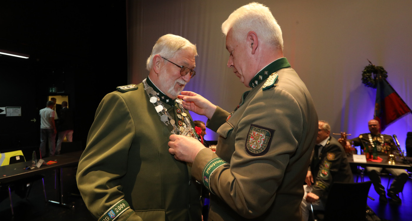 Als König wird man von beiden Korps hofiert: Für Gifhorns Schützenkönig Wilfried Albrecht ist das Eintracht und Bürgersinn