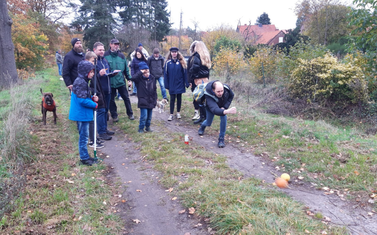 Als Stimmungsaufheller eine Boßeltour: Der 3. Zug BSK setzte vor dem Gifhorner Schützenfest auf Teambuilding