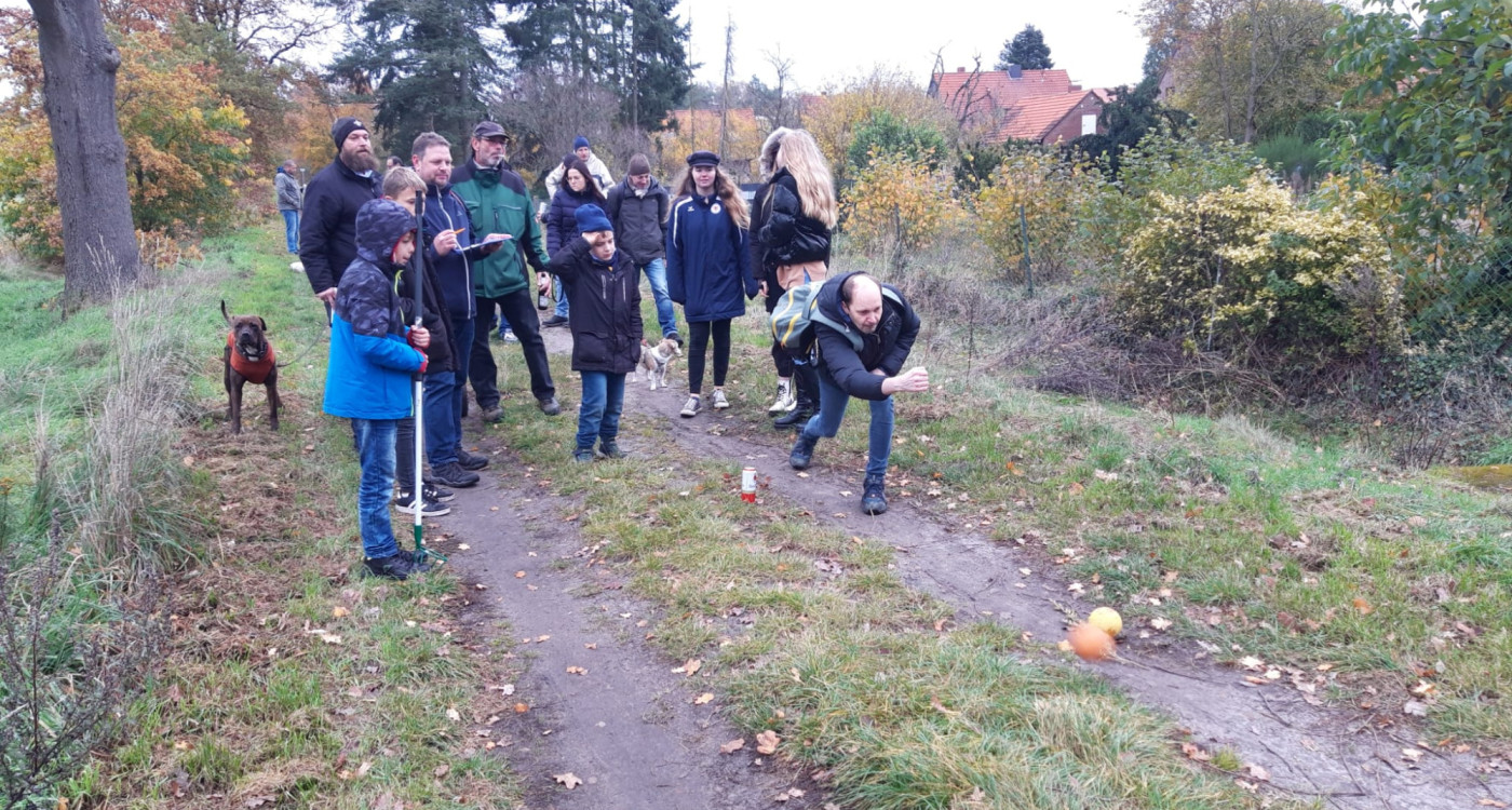 Als Stimmungsaufheller eine Boßeltour: Der 3. Zug BSK setzte vor dem Gifhorner Schützenfest auf Teambuilding