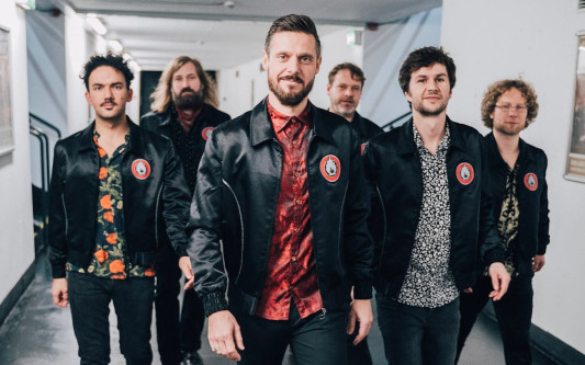 Altstadtfest-Freitag: Afterburner covern sich auf der Rathaus-Bühne in den Rock-Himmel