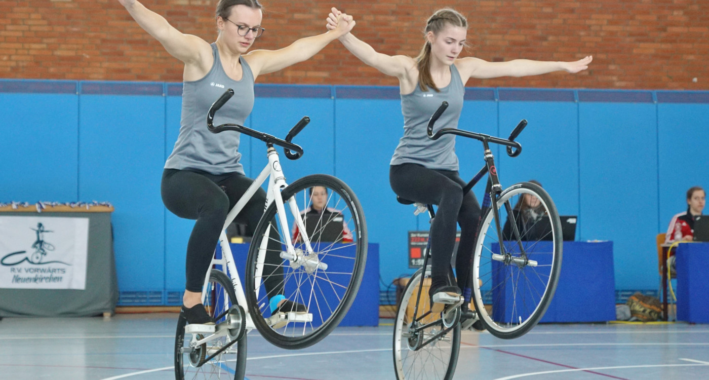 Altstadtfest-Premiere für den Radsportverein Gifhorn - Mit coolen Tricks fahren sie über die Bühne am Rathaus