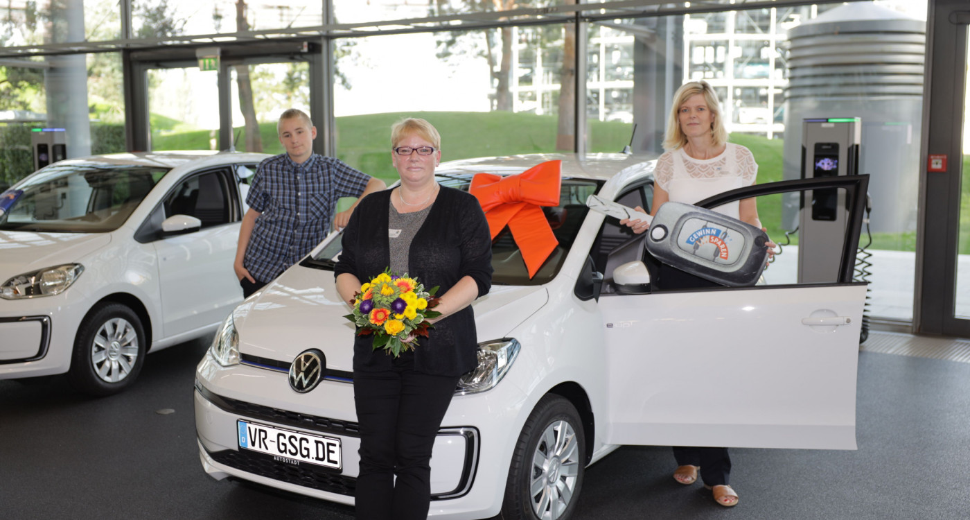 Amanda Busch aus Gamsen zieht das große Los - Gewinnsparerin erhält Auto-Hauptgewinn
