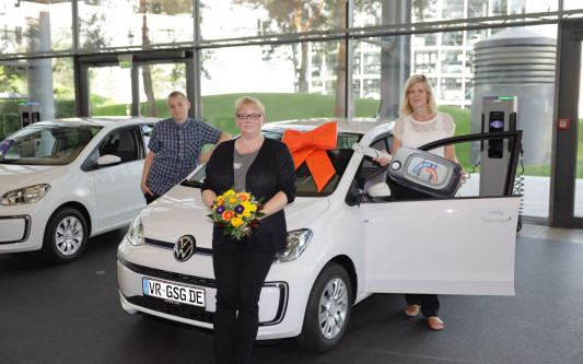 Amanda Busch aus Gamsen zieht das große Los - Gewinnsparerin erhält Auto-Hauptgewinn