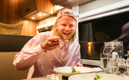 American Cheesecake und Alicia Keys im Wohnmobil: Ein unvergesslicher Abend am Bernsteinsee – Möglich macht‘s das WoMo-Dinner
