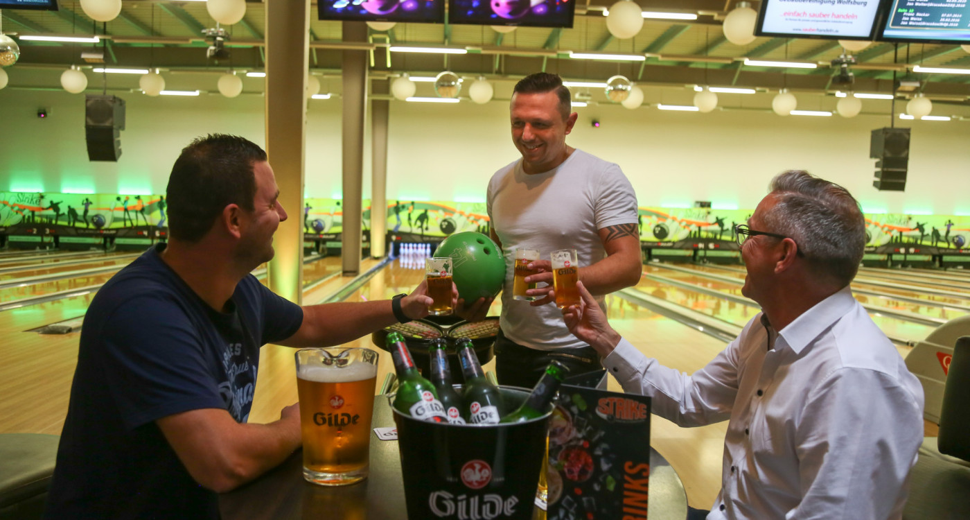 American Way of Life:  Big Burger beim Bowlen - Strike Wolfsburg fährt mit seinem amerikanischen Essen große Geschütze auf