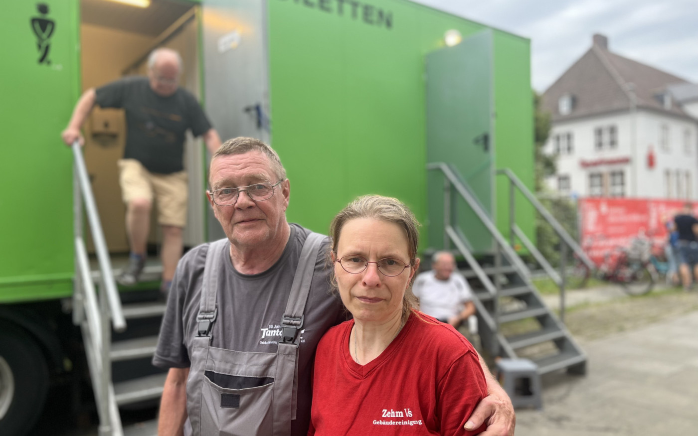 An den Theken schütten sie die Leute voll, wir machen sie wieder leer - Burkhard Könnecker und sein Team kümmern sich um die Altstadtfest-Klos