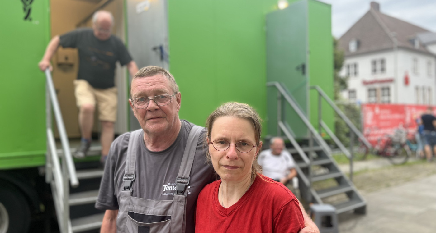 An den Theken schütten sie die Leute voll, wir machen sie wieder leer - Burkhard Könnecker und sein Team kümmern sich um die Altstadtfest-Klos