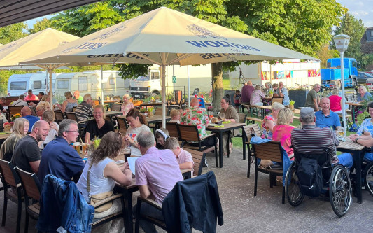 An Himmelfahrt hat die ganze Familie Spaß: Im Dorfkrug Rethen gibt‘s Live-Musik, Spanferkel, Cocktails und Hüpfburg