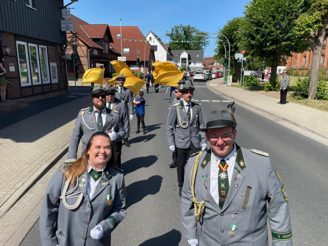 Angefangen als Zugereiste ist sie jetzt die Majestät: Tanja Mittmann liebt das Schützenfest in Isenbüttel