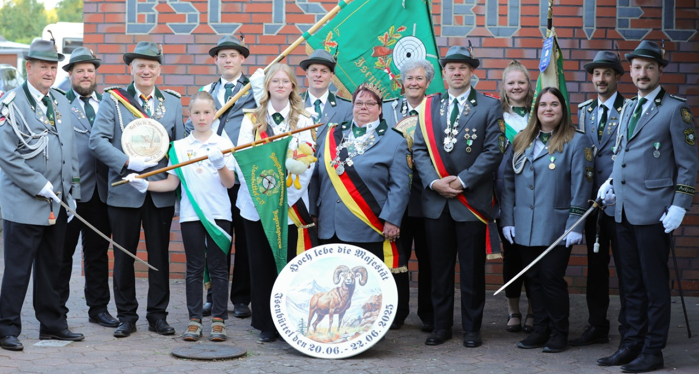 Angefangen als Zugereiste ist sie jetzt die Majestät: Tanja Mittmann liebt das Schützenfest in Isenbüttel