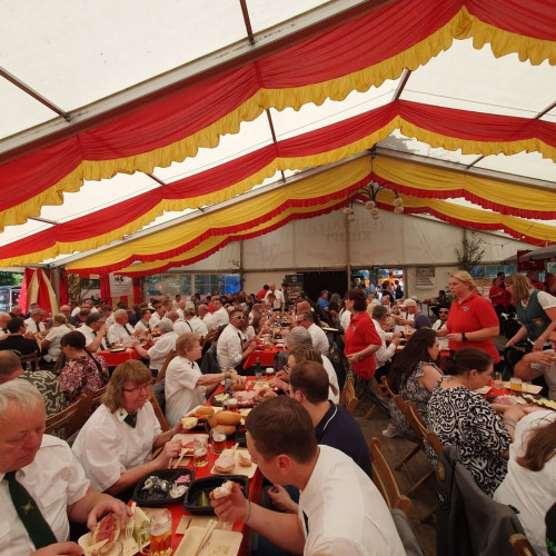 Angefangen als Zugereiste ist sie jetzt die Majestät: Tanja Mittmann liebt das Schützenfest in Isenbüttel
