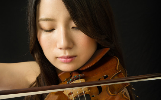 Anlässlich des Tags der Deutschen Einheit: Sinfonie in der Stadthalle mit der preisgekrönten Solistin Airi Suzuki