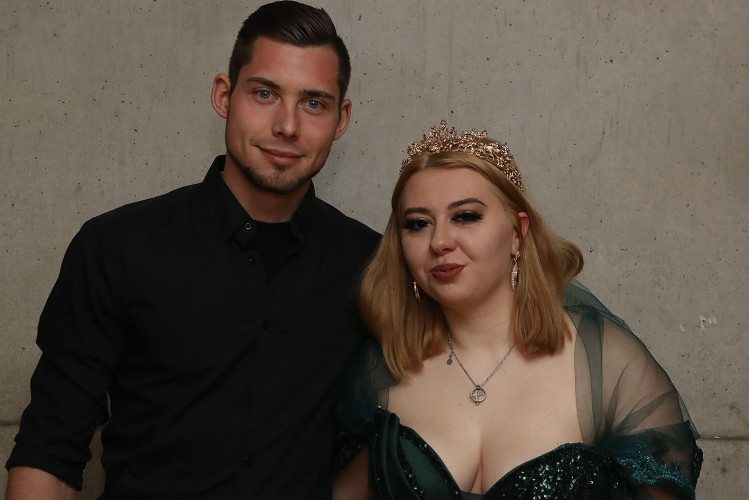 Apfelsinenball: So glamourös feierte das USK das gesellschaftliche Glanzlicht in Gifhorns Stadthalle – KURT zeigt die schönsten Bilder