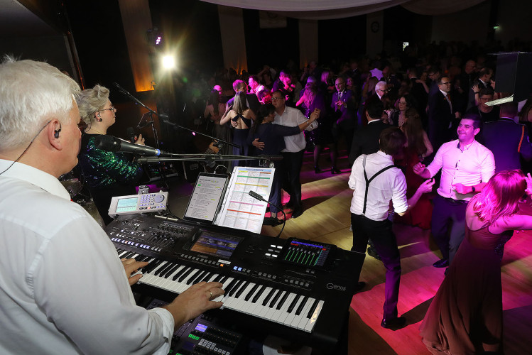 Apfelsinenball: So glamourös feierte das USK das gesellschaftliche Glanzlicht in Gifhorns Stadthalle – KURT zeigt die schönsten Bilder