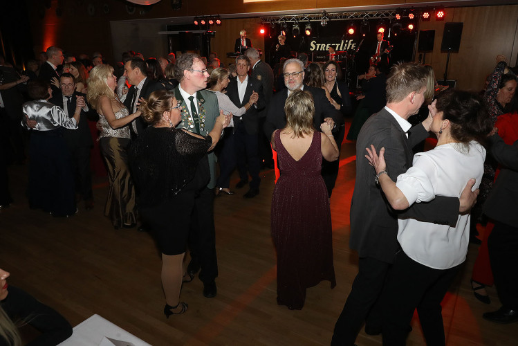 Apfelsinenball: So glamourös feierte das USK das gesellschaftliche Glanzlicht in Gifhorns Stadthalle – KURT zeigt die schönsten Bilder