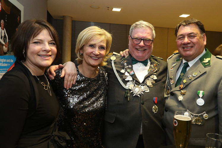 Apfelsinenball: So glamourös feierte das USK das gesellschaftliche Glanzlicht in Gifhorns Stadthalle – KURT zeigt die schönsten Bilder