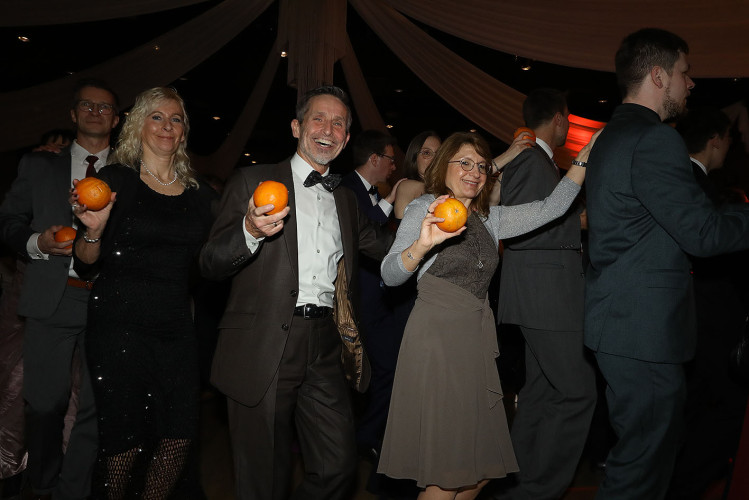 Apfelsinenball: So glamourös feierte das USK das gesellschaftliche Glanzlicht in Gifhorns Stadthalle – KURT zeigt die schönsten Bilder