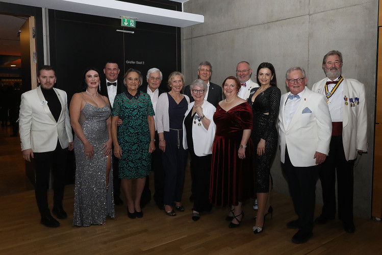 Apfelsinenball: So glamourös feierte das USK das gesellschaftliche Glanzlicht in Gifhorns Stadthalle – KURT zeigt die schönsten Bilder