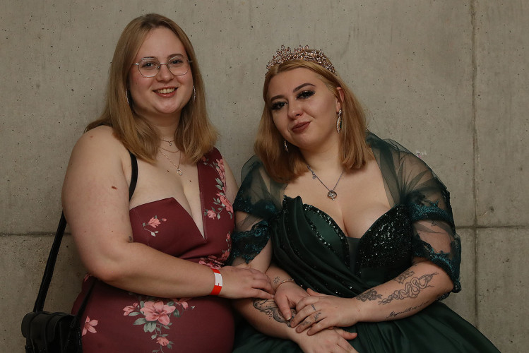 Apfelsinenball: So glamourös feierte das USK das gesellschaftliche Glanzlicht in Gifhorns Stadthalle – KURT zeigt die schönsten Bilder