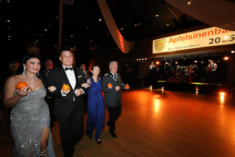 Apfelsinenball: So glamourös feierte das USK das gesellschaftliche Glanzlicht in Gifhorns Stadthalle – KURT zeigt die schönsten Bilder