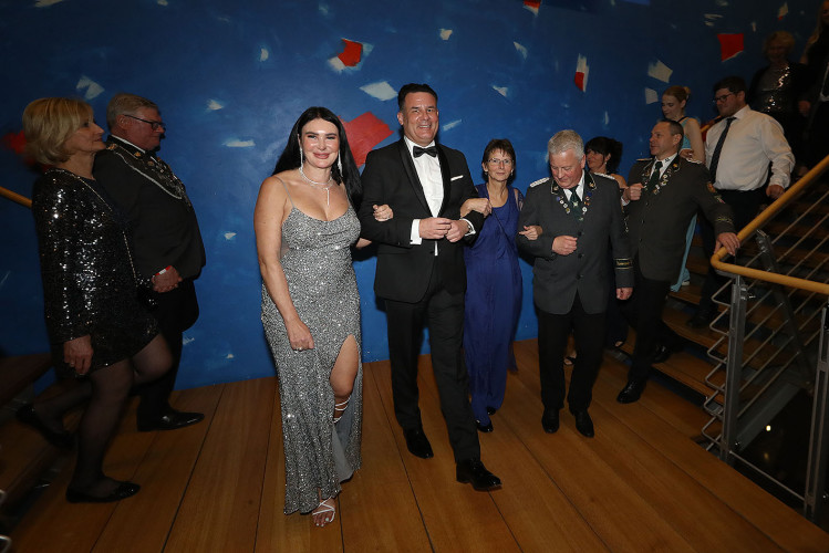 Apfelsinenball: So glamourös feierte das USK das gesellschaftliche Glanzlicht in Gifhorns Stadthalle – KURT zeigt die schönsten Bilder