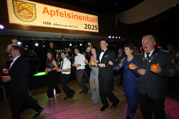 Apfelsinenball: So glamourös feierte das USK das gesellschaftliche Glanzlicht in Gifhorns Stadthalle – KURT zeigt die schönsten Bilder