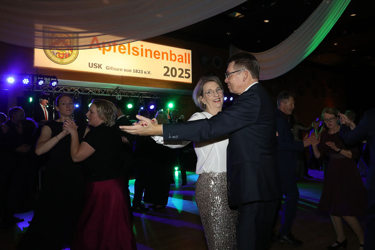 Apfelsinenball: So glamourös feierte das USK das gesellschaftliche Glanzlicht in Gifhorns Stadthalle – KURT zeigt die schönsten Bilder