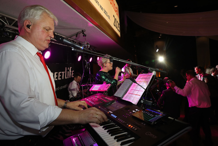 Apfelsinenball: So glamourös feierte das USK das gesellschaftliche Glanzlicht in Gifhorns Stadthalle – KURT zeigt die schönsten Bilder