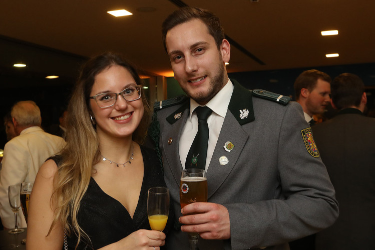 Apfelsinenball: So glamourös feierte das USK das gesellschaftliche Glanzlicht in Gifhorns Stadthalle – KURT zeigt die schönsten Bilder