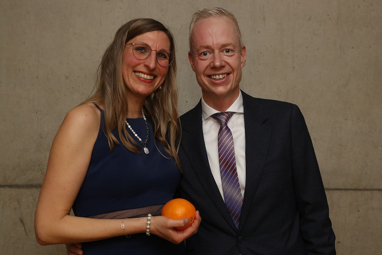 Apfelsinenball: So glamourös feierte das USK das gesellschaftliche Glanzlicht in Gifhorns Stadthalle – KURT zeigt die schönsten Bilder